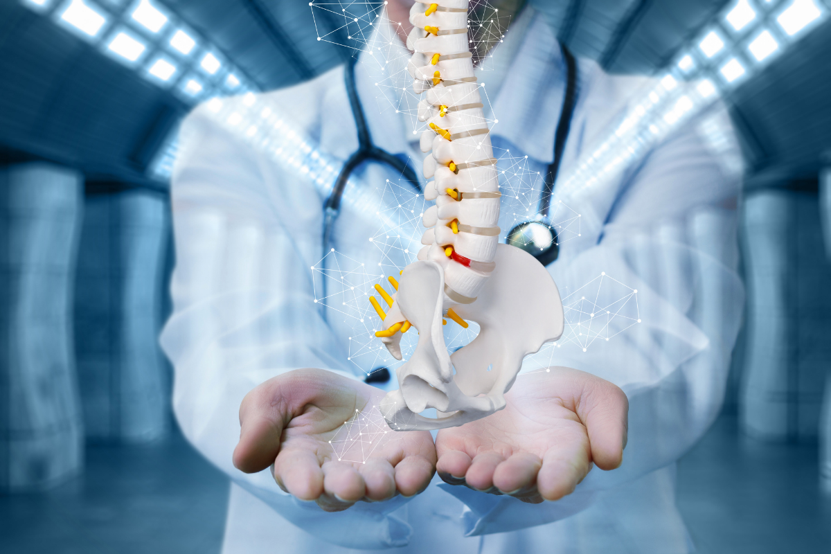 vitamina d e calcio per le ossa - immagine grafica di un medico davanti alla proiezione della colonna vertebrale e del bacino