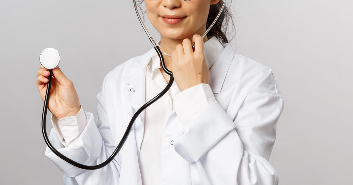 carenza di ferro nelle donne - medico donna con camice e stetoscopio in mano