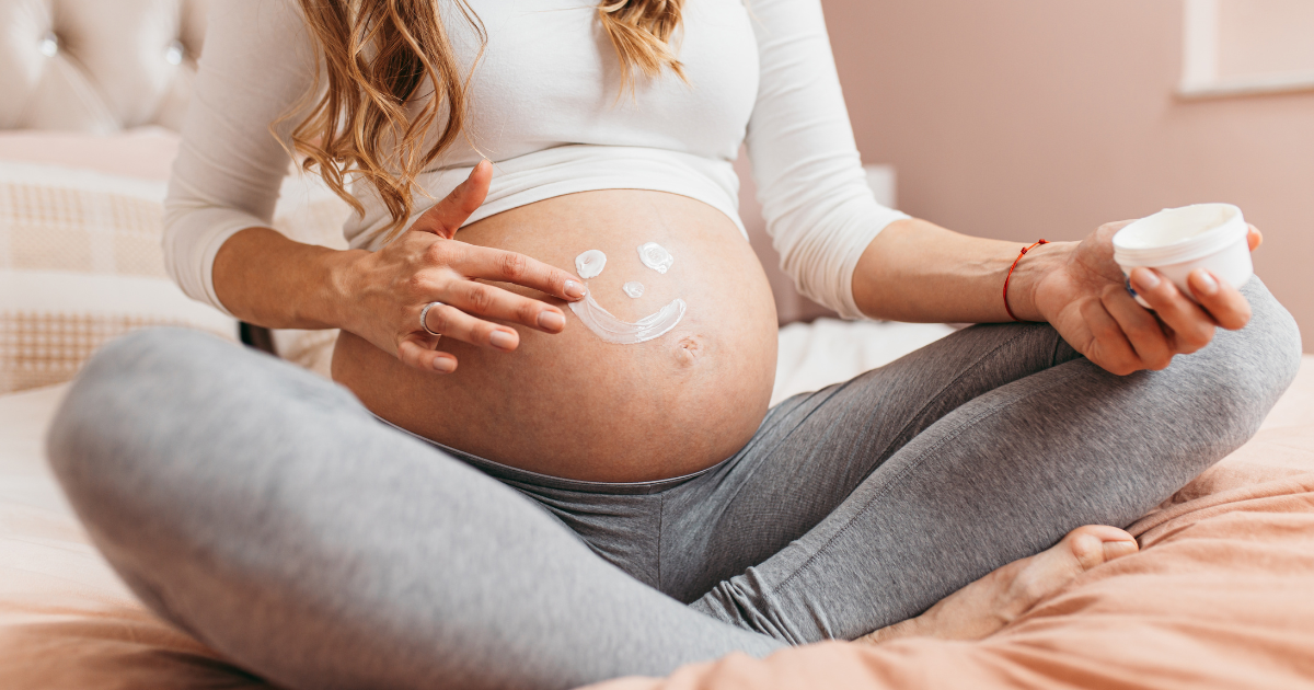 magnesio in gravidanza - donna con il pancione seduta a gambe incrociate