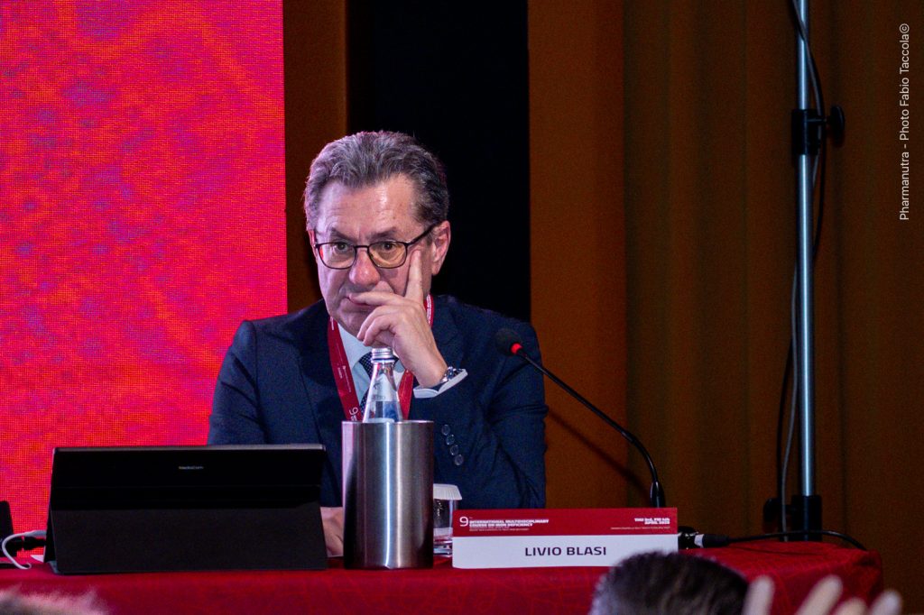 IMCID 2025 - Livio Blasi che ascolta la platea durante la sessione dedicata all'oncologia